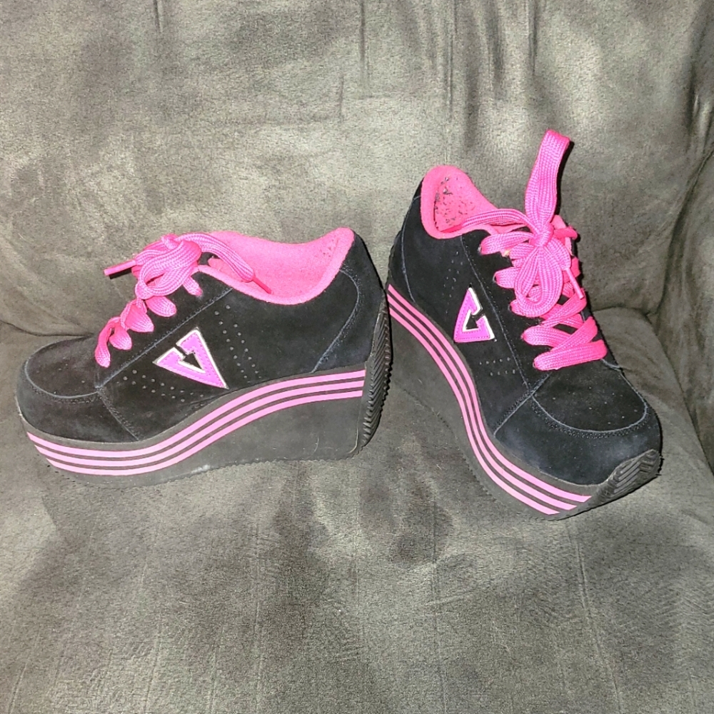 Volatile platform shoes